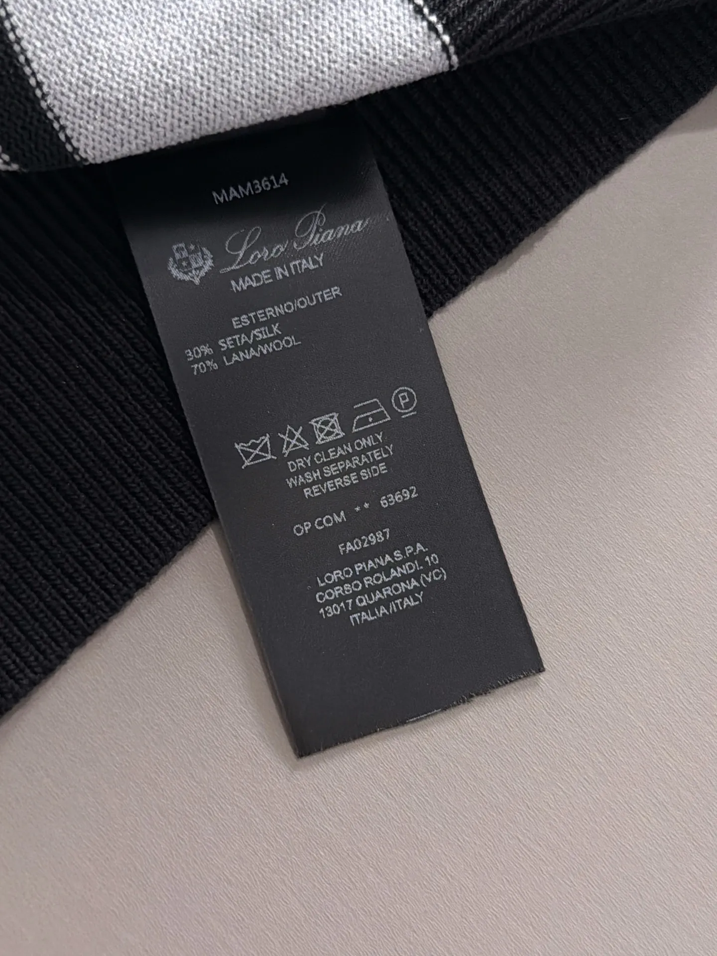 LP high quality Loro Piana 26ss New Arrival men's short-sleeved knitted T-shirt. Made of combed cotton yarn knitted cotton fabric, no pressure when entering and exiting the counter. Exclusive control of raw materials. It feels substantial when weighed, and the upper body is more textured than ordinary T-shirts. This texture can handle the weather easily and is suitable for both hot and cold! Loose fit design, looks noble. The only correct version is available Size: M to 4XL